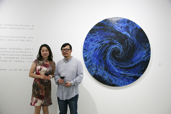 艺术家韩砚朝（右）与嘉宾朋友合影