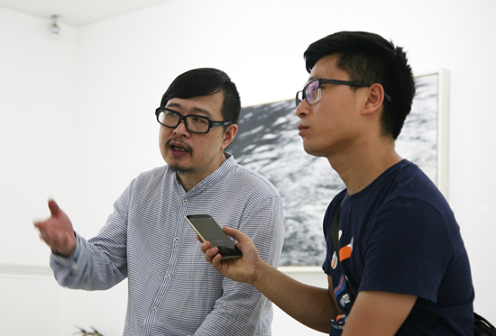 艺术家韩砚朝（左）接受记者采访