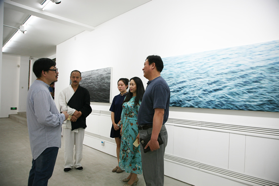 艺术家韩砚朝（左一）与嘉宾朋友交流