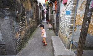 湖贝的张氏族人大多已不住在旧村。图为小孩子在狭窄的巷道玩耍。 薛云麾 摄