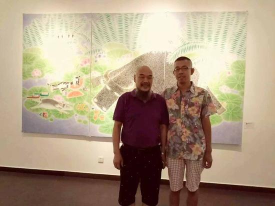 艺术家伊灵（左）与艺术家王晟芦在展览现场