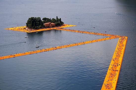 人们在这座独一无二的公共装置上行走。 图片：Courtesy of MARCO BERTORELLO/AFP/Getty Images.