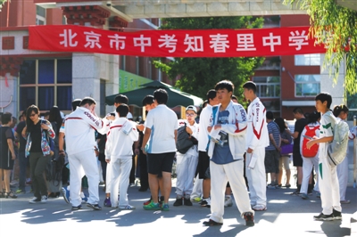 6月24日，中考知春里中学考点，考生入场。新京报记者 浦峰 摄