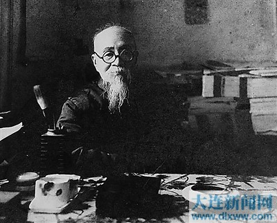 1937年,罗振玉于旅顺大云书库库房。