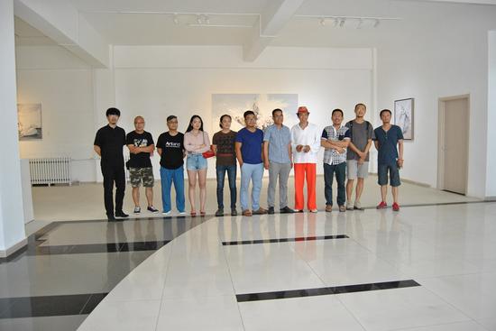 参展艺术家和嘉宾合影