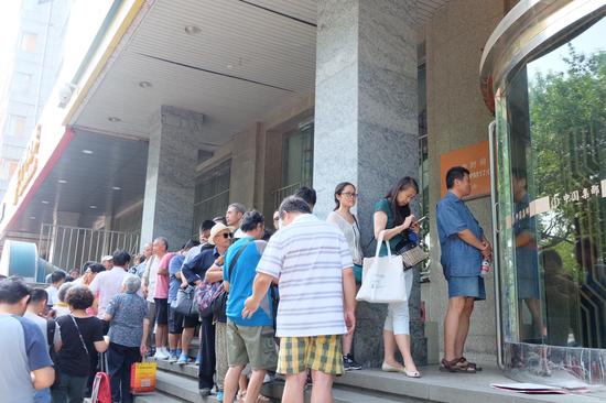 在中国集邮北京和平门专卖店门口依次排队等候的购买者
