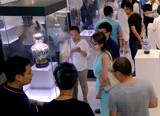 由中国工艺美术大师米振雄、戴嘉林、钟连盛及北京市工艺美术大师李新民、丁明鸿、李静联袂创作的《吉庆泰和尊》,造型精美,工艺精湛,引得观众驻足欣赏