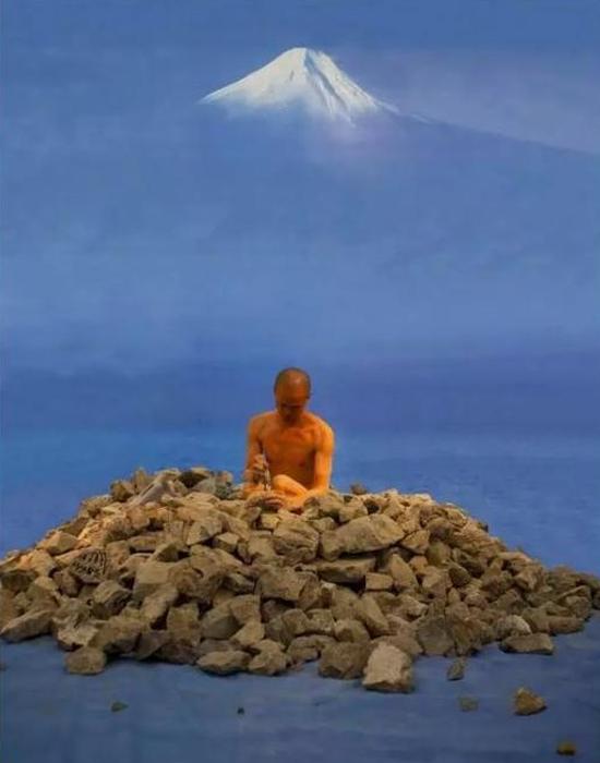 卧游-从福冈美术馆到富士山：
行为作品，2009年9月4日，日本福冈美术馆，何云昌埋在999块石头中，以想象的方式从福冈美术馆前往富士山历时3年的旅行，并将每天假想的行程.线路图记录在999块石头上，历时9小时45分。