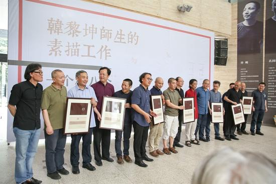 “一个和八个：韩黎坤师生的素描工作”开幕式现场照片 (14)