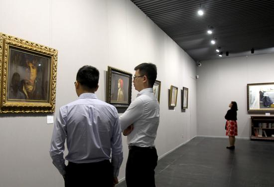 嘉宾由策展人带领欣赏油画家胡振宇艺术个展1