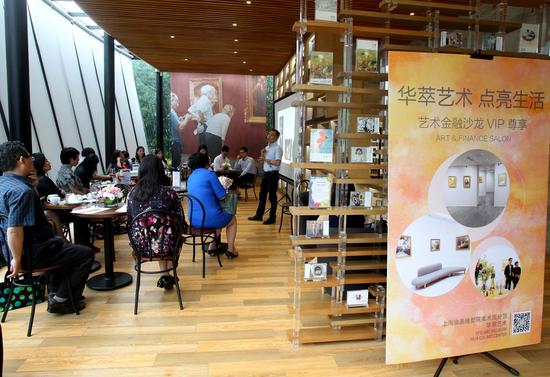 沙龙特聘演讲人王锋在讲解艺术品收藏相关主题