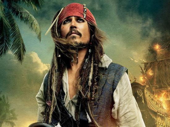德普在迪士尼电影《加勒比海盗》中饰演“杰克船长”