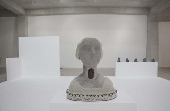 唱歌的女士 2015 水泥，蜂窝，纸上画作，硅.jpg