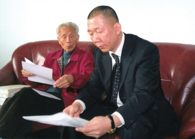 郭庆祥（右）早年经常和画家吴冠中在一起探讨艺术创作。
