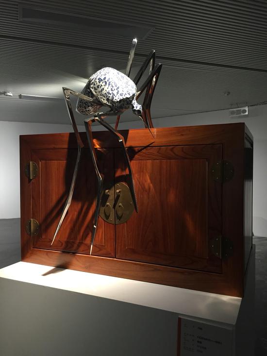 冯澍 后昆虫时代--吮  瓷、不锈钢、木 100×88×90cm 2015