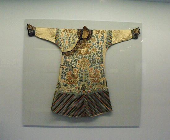 南西伯利亚地区绣有龙纹图案的丝织服饰