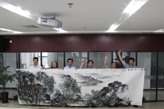 6、六位画家为浙江交通合作大幅山水画《青山湖春晓》
