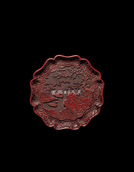 元明初 剔红花鸟图葵瓣式盘，成交价149.5万元（图片提供：北京保利）