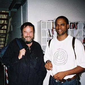 ▲ 哈拉尔德·塞曼（左）与艺术家Mario Benjamin在1999年威尼斯双年展，图片来源：Uprising Art