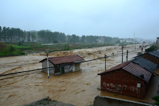 ▲ 湖北暴雨致使河流水位暴涨，图片来源：新华社