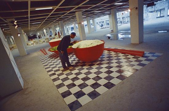 　　2000年4月，上海月星家居广场“家？当代艺术提案”展现场艺术家梁玥的多媒体装置作品《觉得幸福》。
