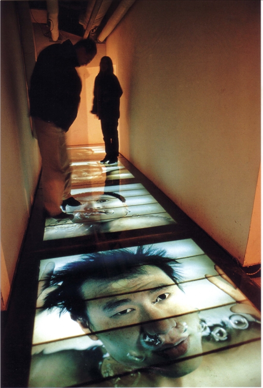1999年1月，“后感性：异形与妄想”展上王卫的摄影装置《水下·三十分之一秒》（1999年）。