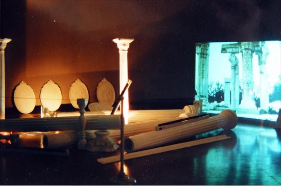 　　邱志杰的录像装置《极乐世界：来自西方的装饰》（1999年），是“当代中国建筑艺术展览”展一开始唯一一件通过审查的作品。