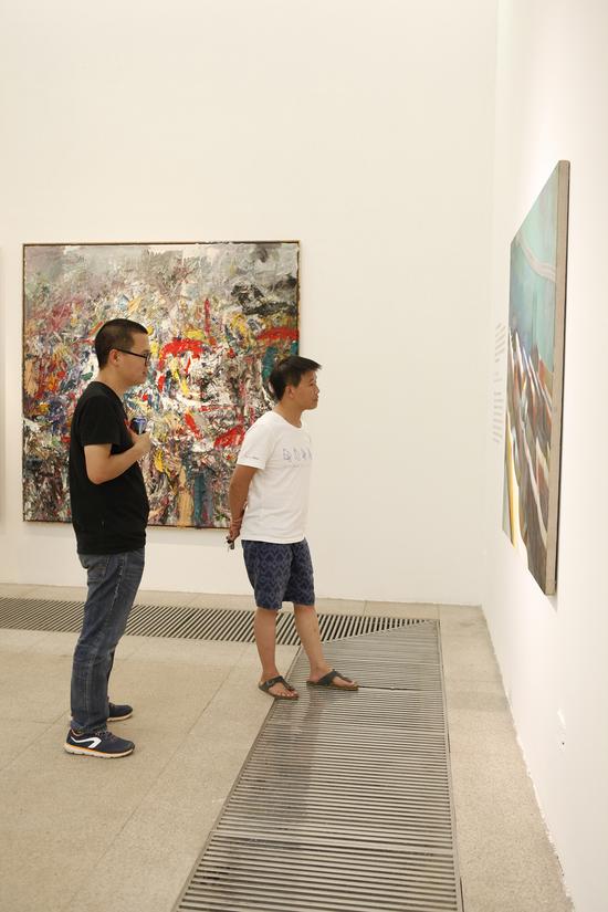 艺术家黄立言在现场参观作品