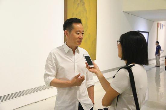 北京悦•美术馆馆长在接受媒体采访