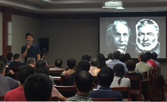 迟迅为观众开设《艺术设计与摄影》主题讲座