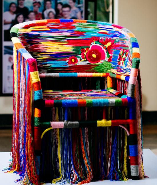 李鸿雁 《羌椅》 羌绣跨界当代艺术装置