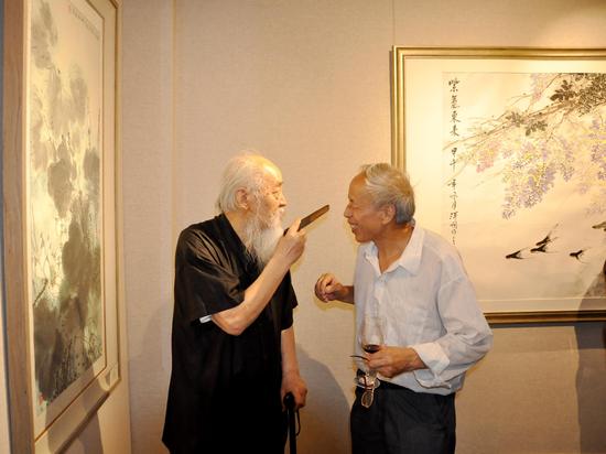王威老师（中国美术家协会原理事、河南省美术家协会名誉主席）与刘泮洞现场交流