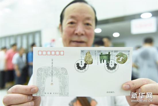 7月13日,浙江杭州一名集邮爱好者展示《殷墟》特种邮票首日封。