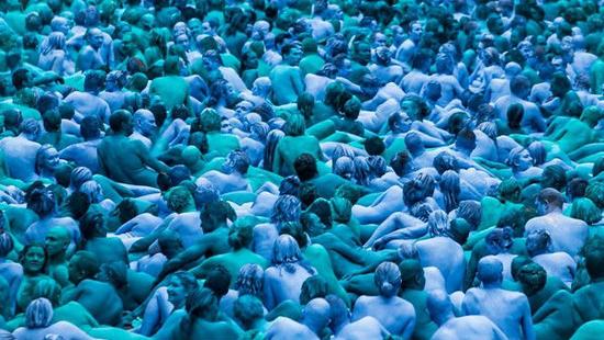 艺术家斯宾赛·图尼克（Spencer Tunick）在赫尔（Hull）城市中心开展一场公共行为艺术