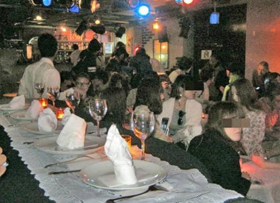 ▲ 杉山真央 “Testicle Banquet”现场，图片来源：Huffington