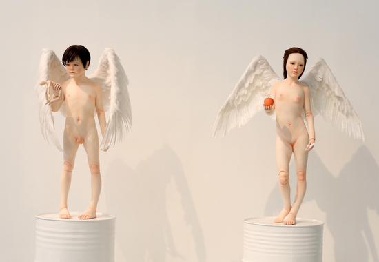 王捷，《新亚当与夏娃》,材质：玻璃钢、头发、天鹅羽毛，尺寸：100×100×135cm，2016