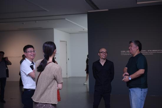 策展人朱彤、艺术家李昌龙与友人在展览现场