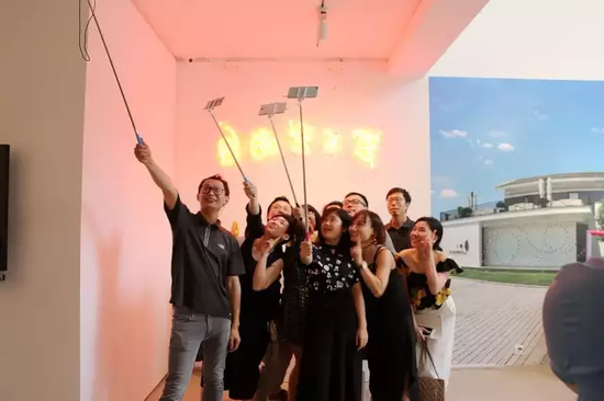 艺术家与卢征远的《谁是大咖秀互动活动》自拍节活动互动