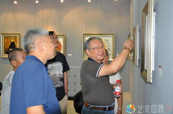 与著名油画家曹新林一同观展