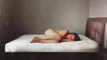 美女画家用画笔挑战相机