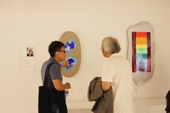 策展人之一高登科与学术主持岛子现场交流作品看法