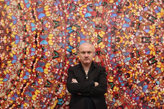 达明安·赫斯特在泰特现代美术馆，2012。图片：by Oli Scarff/Getty Images.