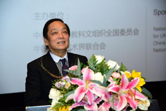 5-在”韩美林全球巡展新闻发布会“现场,著名艺术家韩美林动情感言