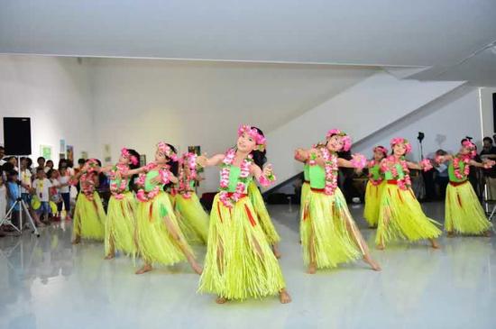 来自中国东方演艺集团艺术培训学校的夏威夷开场舞蹈