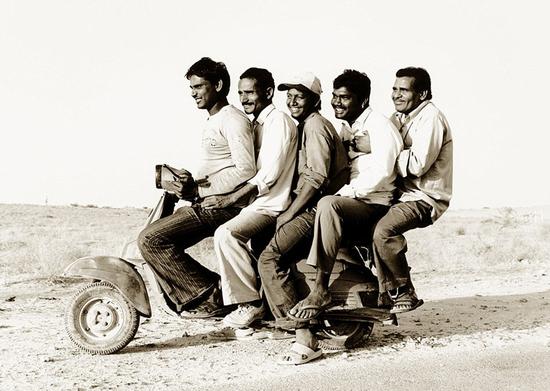 图为在印度拉贾斯坦邦，五位好兄弟尝试共乘一骑。