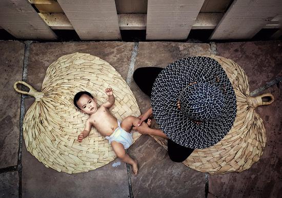 图为摄影师齐騛（Pamelyn Chee）拍摄到的一对母子，在“手机摄影”组中获奖。