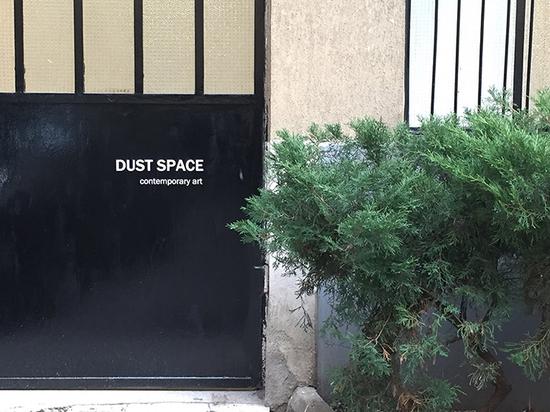 Dust Space 画廊门口