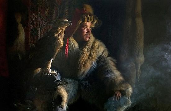 图为摄影师蒂莫西（Timothy Allen）用手机拍摄的一位蒙古鹰猎人。