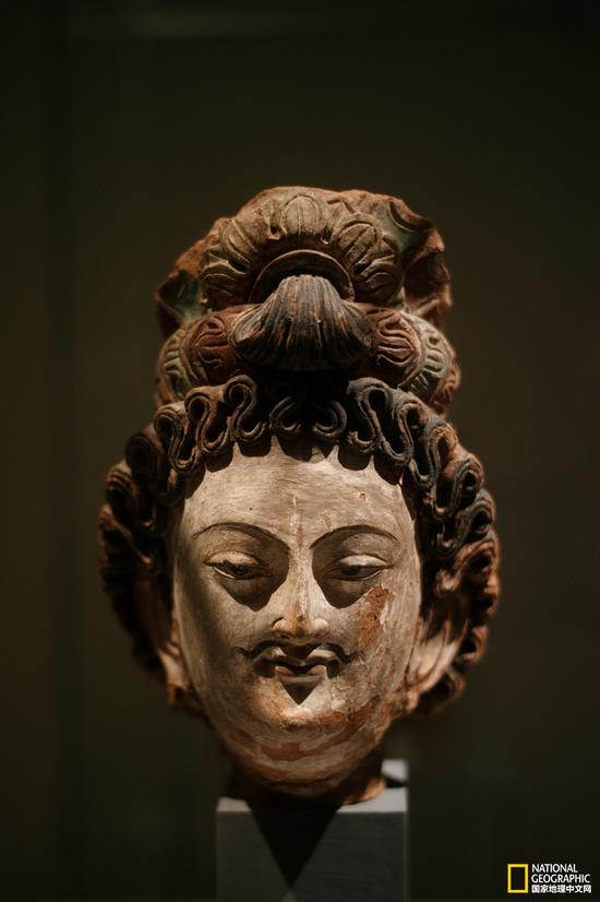 　　藏于柏林亚洲艺术博物馆的一尊菩萨头像展示了在犍陀罗佛教艺术影响下的克孜尔石窟塑像的基本特征。