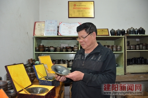 蔡炳昆和他烧制的油滴盏
